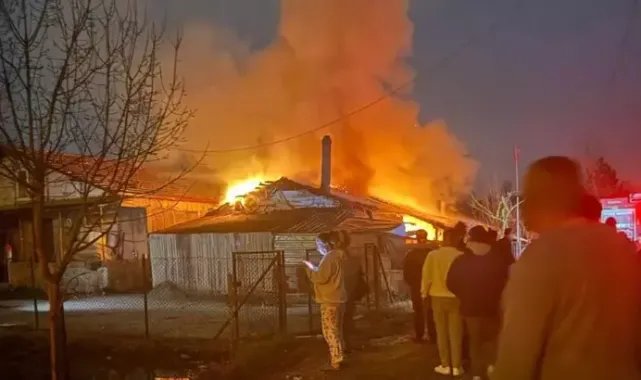 Sakarya'da, komşularını öldüren baba ile oğlunun evinde yangın